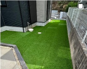 住まいに映える人工芝の庭
